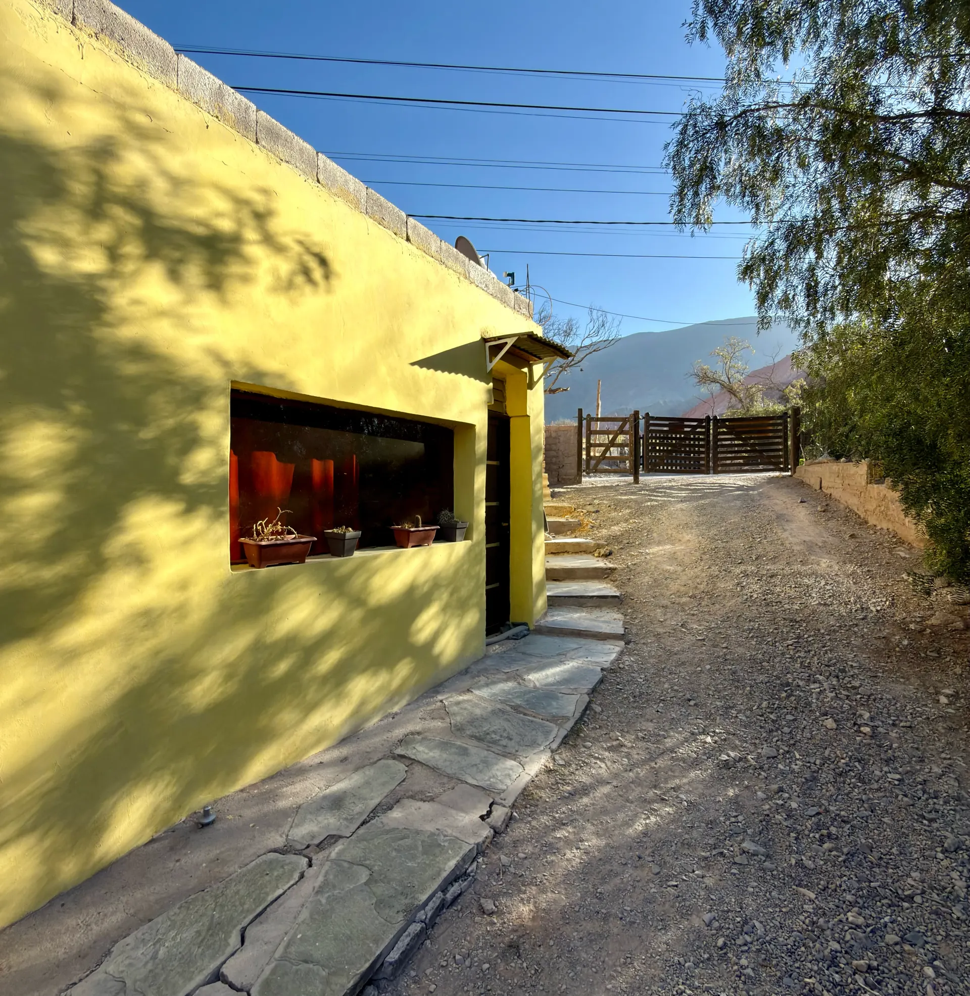 Frente de La Casa de Kuki — exterior y acceso