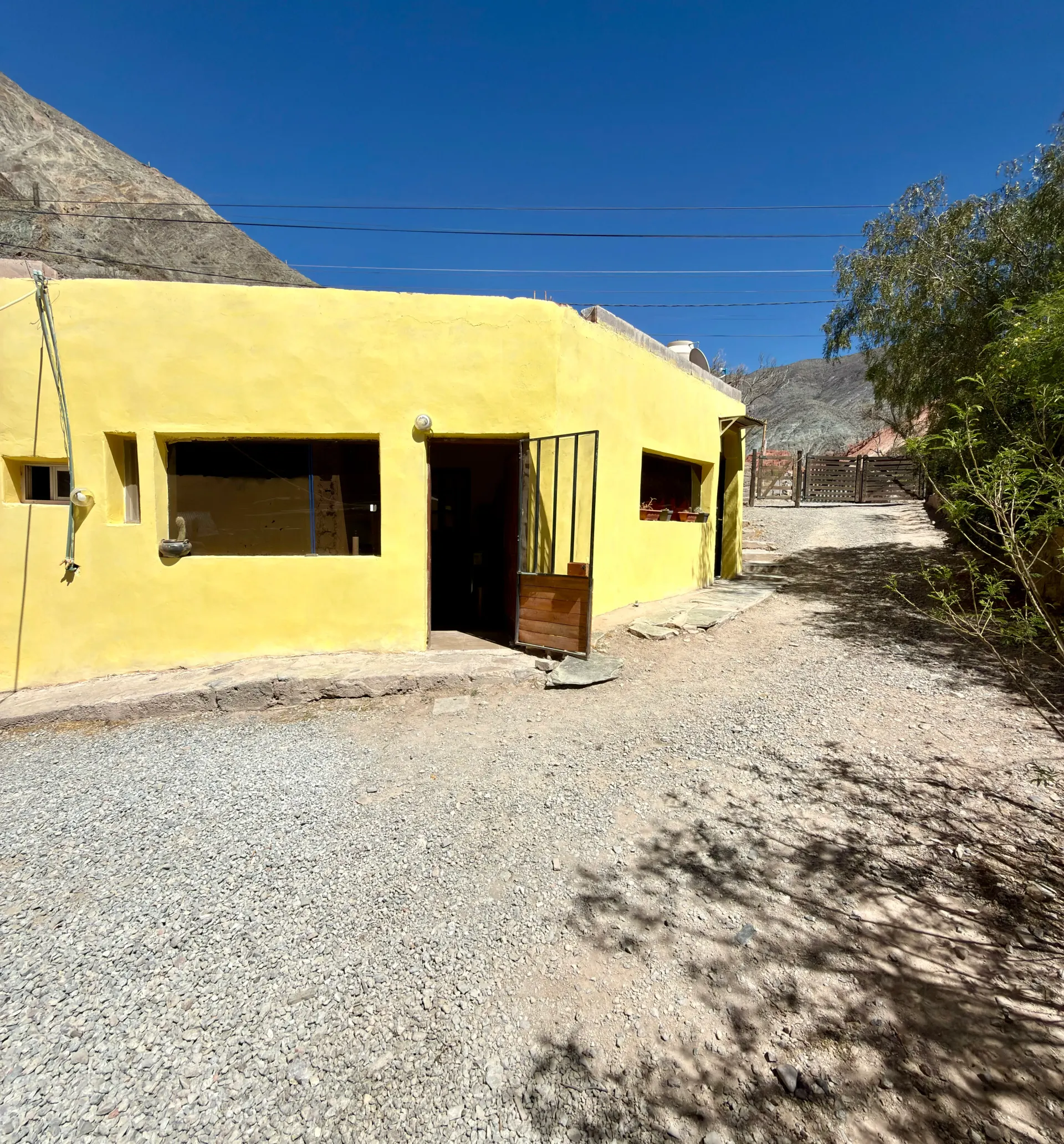 Jardín y acceso exterior del predio